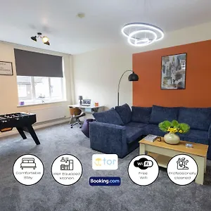 2 Bedroom By The One Retreats Short Lets & Serviced Close To Gatwick Airport Apartment